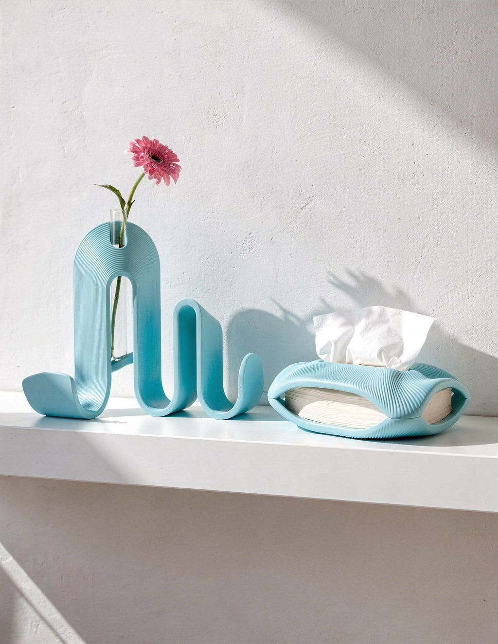 AMINI STRIA Entry Set in Baby Blue — book holder and tissue holder with a pink gerbera daisy on a white ledge