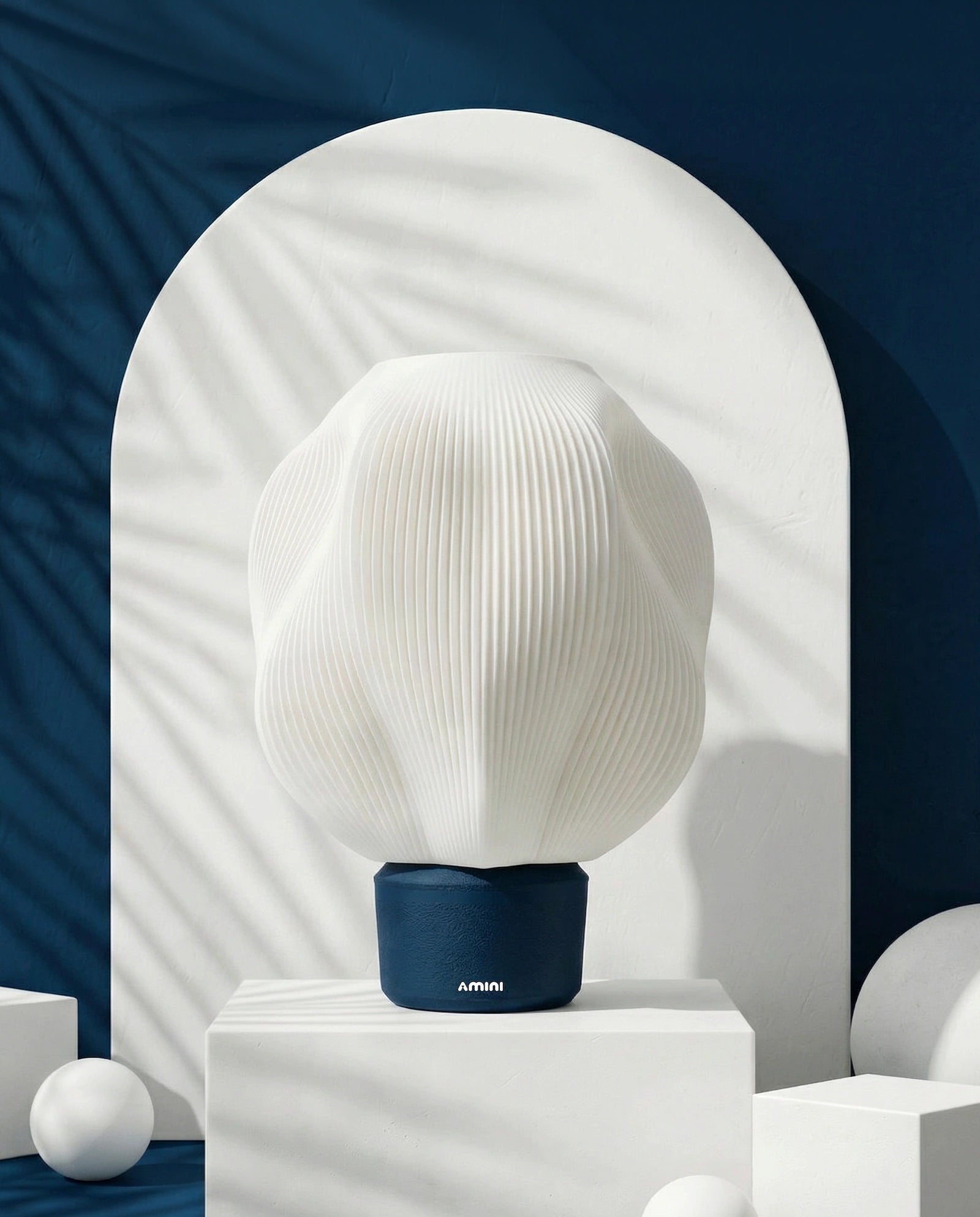 STRIA sculptural table lamp in navy with ribbed texture – AMINI